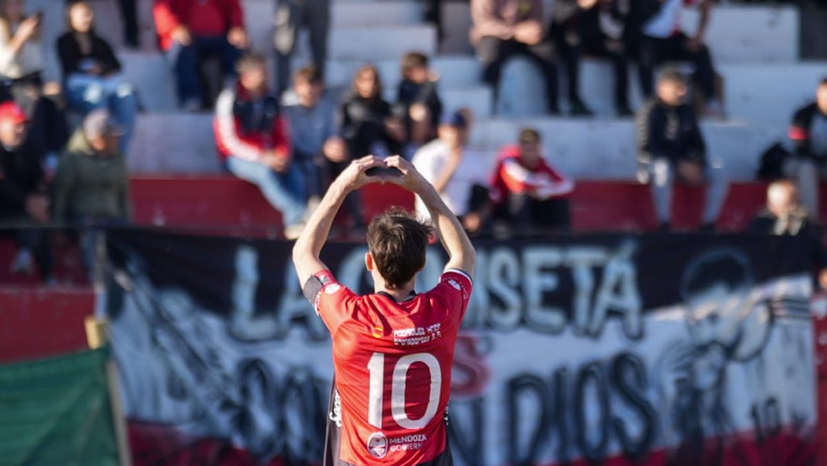 Marcelo Eggel, capit&aacute;n del Deportivo Maip&uacute;, marc&oacute; un golazo de tiro libre. Foto: Axel Lloret/UNO.