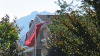Un paracaidista murió al estrellarse contra una iglesia en Utah