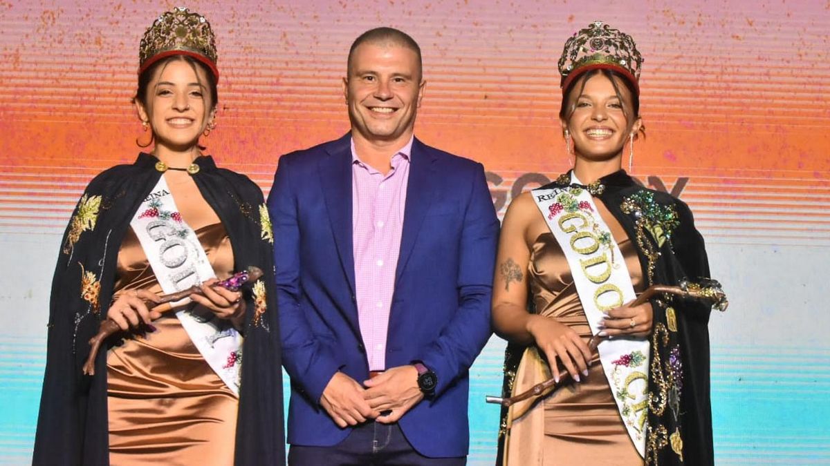 La nueva reina y virreina de la Vendimia 2025 de Godoy Cruz junto al intendente Diego Costarelli. La nueva reina y virreina de la Vendimia 2025 de Godoy Cruz junto al intendente Diego Costarelli.