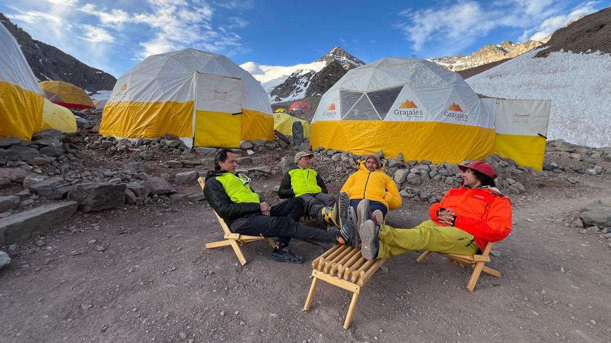 Los integrantes de la expedición Aconcagua, crónicas de la cumbre, de El Siete descansaron y prepararon todo para seguir el ascenso. Los integrantes de la expedición Aconcagua, crónicas de la cumbre, de El Siete descansaron y prepararon todo para seguir el ascenso.