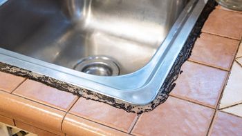 Cómo quitar el moho negro que aparece en la silicona de la cocina