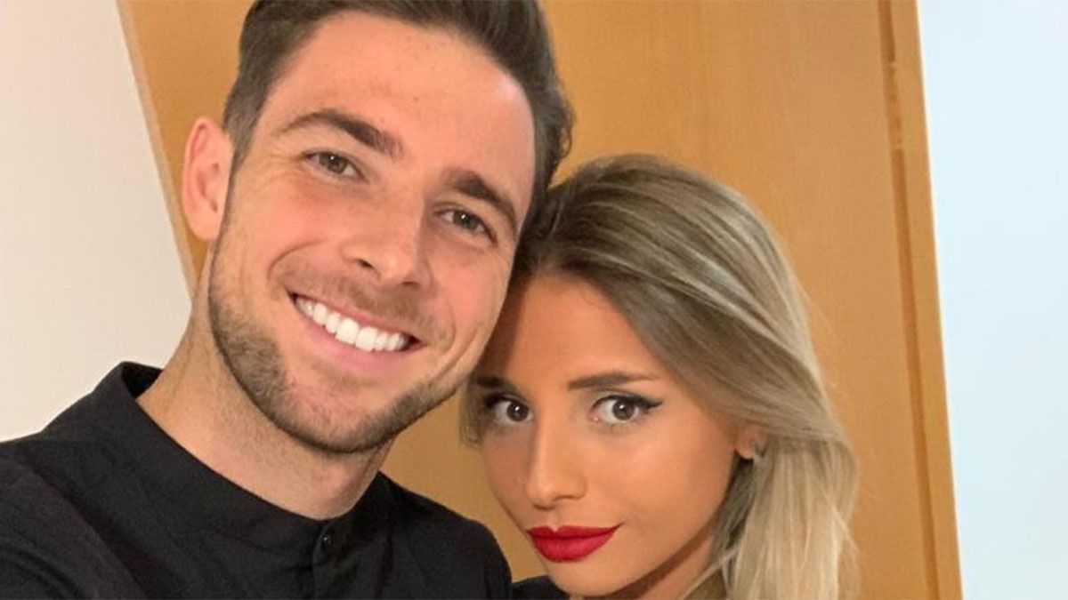 Juan Brunet posa sonriente con su novia, Ivana.