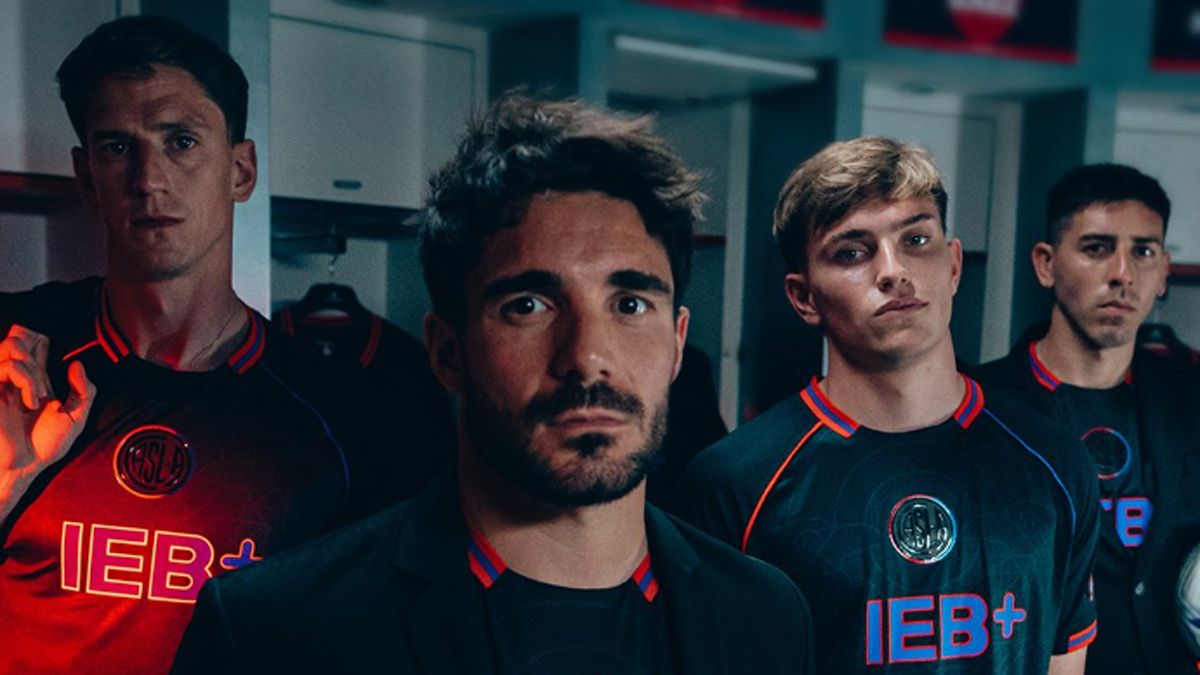 Nacho Perruzzi en la presentación de la nueva camiseta.