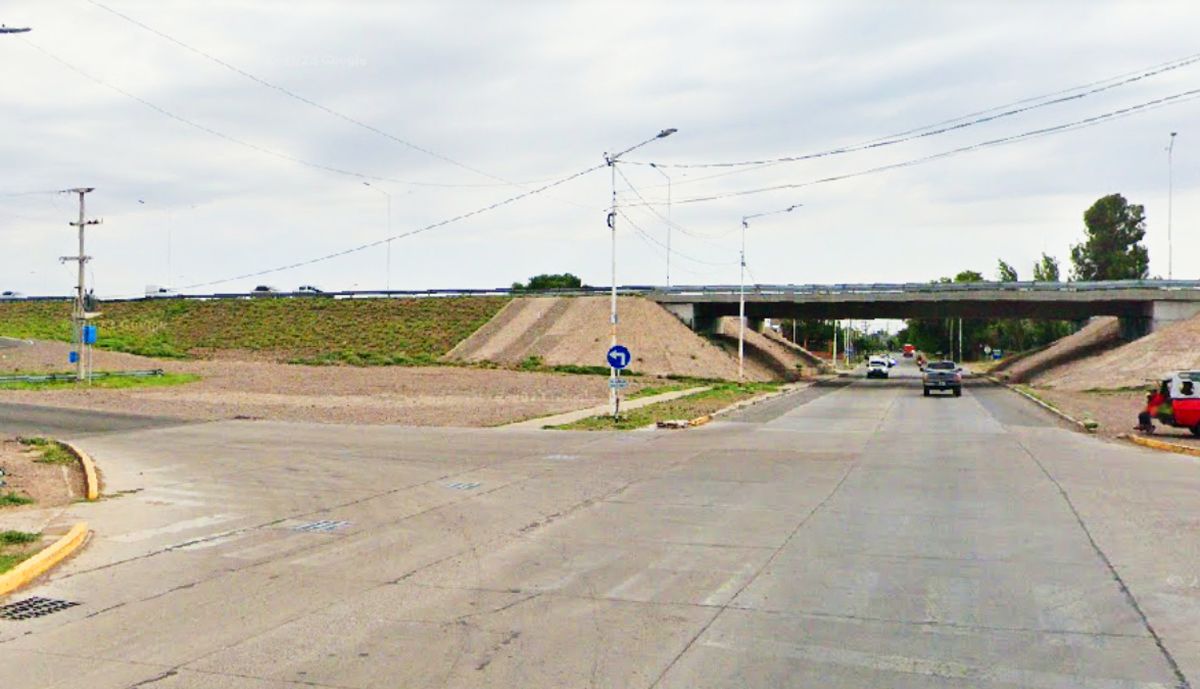 Este sábado un motociclista que circulaba por carril Ponce hacia el Norte chocó con auto que venía por la lateral de la Ruta 7.