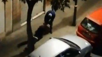 Video: un ladrón arrastra 20 metros a una mujer para robarle la cartera