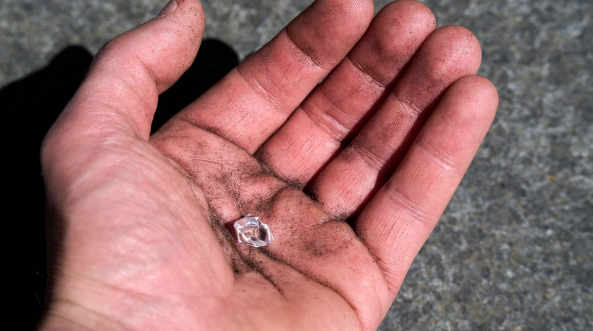 Suerte. Juntaba leña en un bosque y se econtró un diamante de 4 quilates.