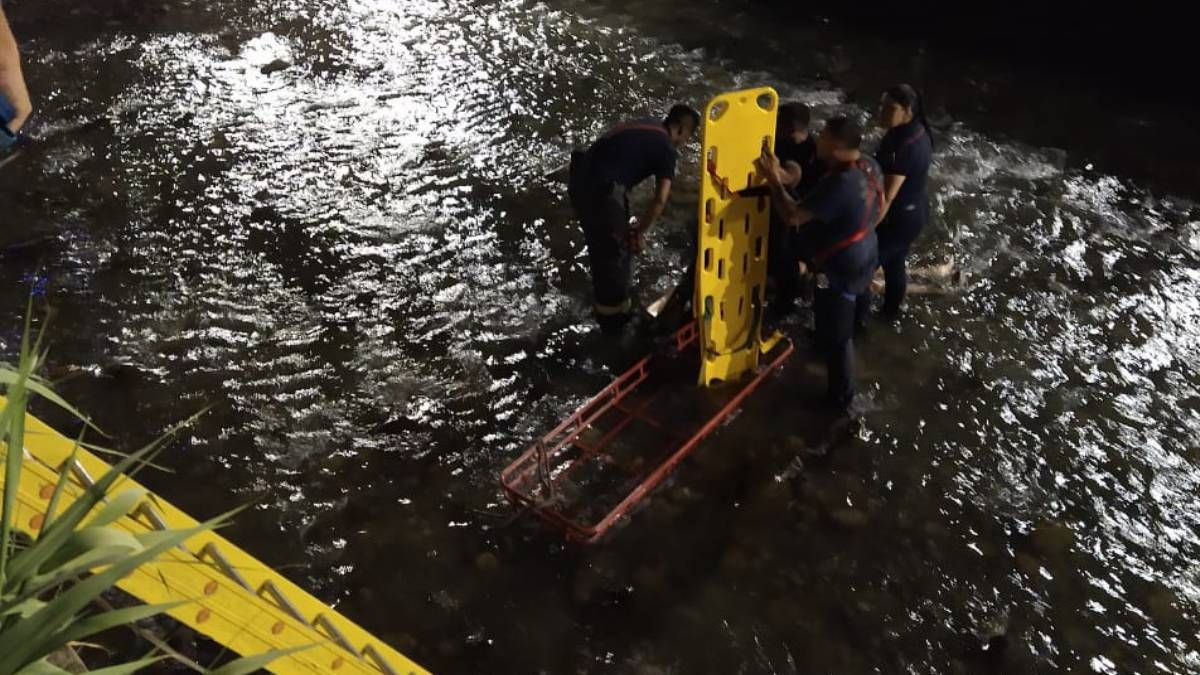 El adolescente de 15 años se bañaba con amigos en el canal Cacique Guaymallén. Habría quedado atrapado en las compuertas del zanjón.