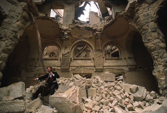 Eel músico bosnioherzegovino Vedran Smailović tocó su violonchelo entre los escombros de la biblioteca de Sarajevo.