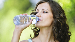 Cuál es mejor para la deshidratación el agua o bebidas con electrolitos