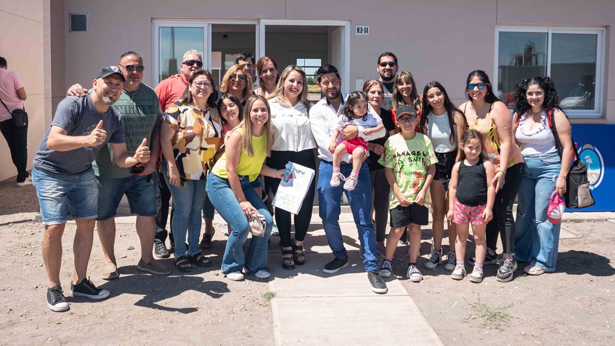 Postal de los nuevos propietarios del barrio Luz y Fuerza de General Alvear. Postal de los nuevos propietarios del barrio Luz y Fuerza de General Alvear.