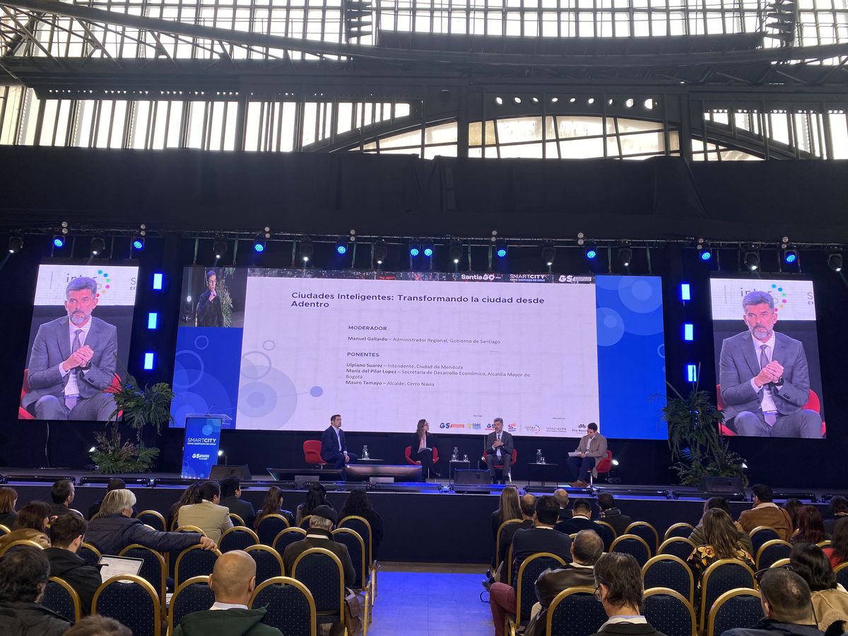 Ulpiano Suarez subrayó la necesidad de crear ciudades humanas y al servicio de las personas. Ulpiano Suarez subrayó la necesidad de crear ciudades humanas y al servicio de las personas.