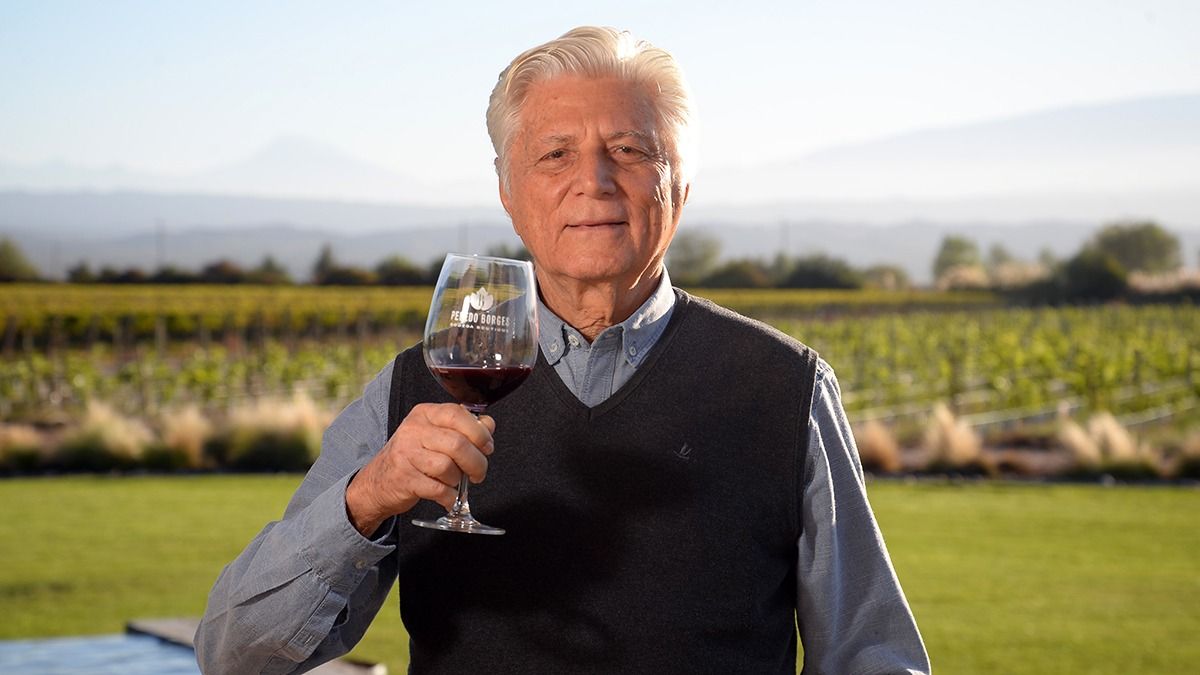 Su pasión por el vino surgió cuando se perfeccionaba como ingeniero civil en Alemania, pero se concretó en Agrelo, Luján de Cuyo.