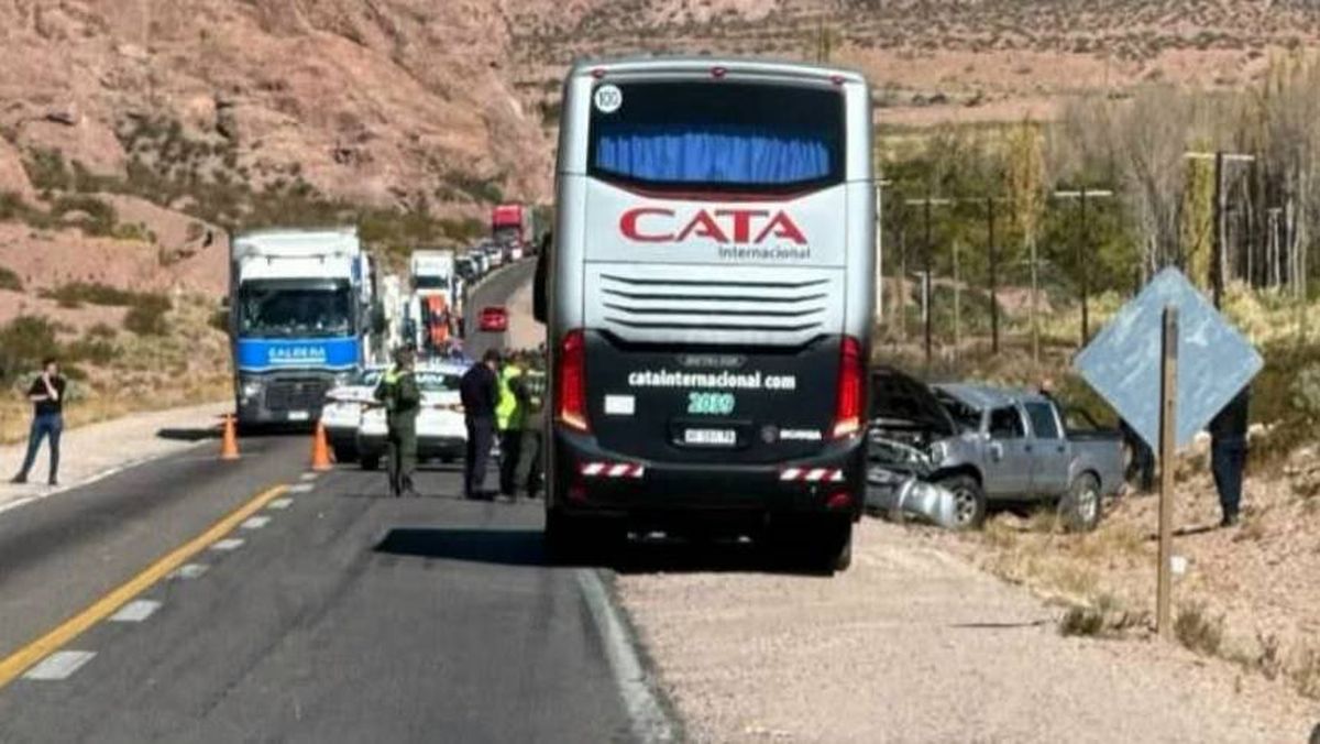 Así quedó la camioneta tras el vuelco en la ruta 7, a la altura de Uspallata.