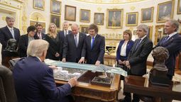 Javier Milei y su equipo en el Salón Oval de la Casa Blanca.