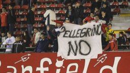 Polémica bandera de los hinchas del Rojo