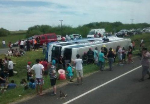 Volcó un micro en la ruta 2: un muerto y 53 heridos