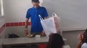 Maestro llevaba 2 meses sin cobrar y sus alumnos le dieron una sorpresa