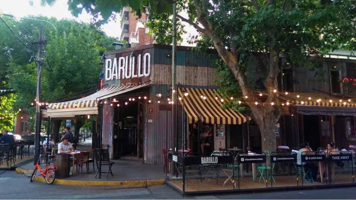 El bodegón tiene una pinta de galpón abandonado, pero es todo lo contrario.