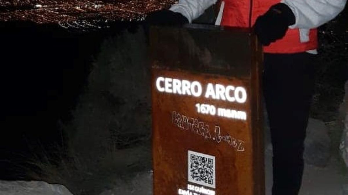 Un inadaptado, y varios inadaptados vandalizaron la importante cartelería recién instalada por la Municipalidad de Las Heras en el cerro Arco, en el distrito del Challao.