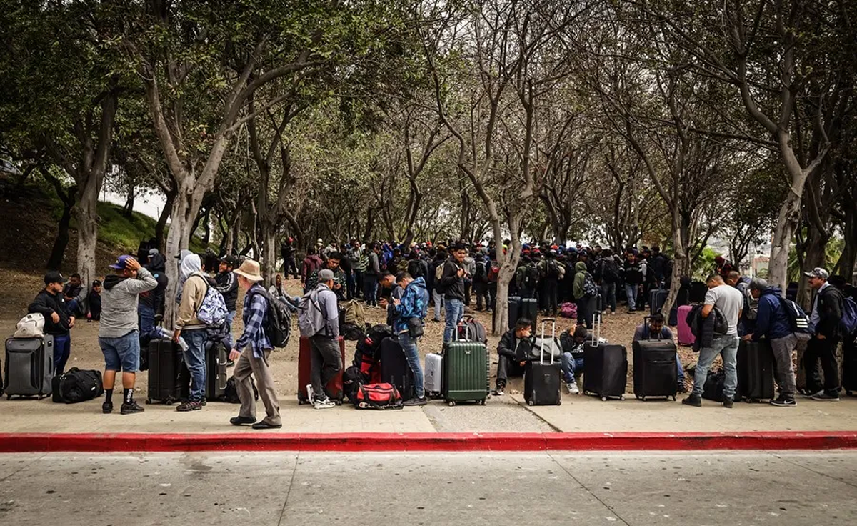 En México, los jornaleros se reúnen para trasladarse a trabajar en campos agrícolas de California, en la ciudad de Tijuana. Crédito: EFE/Joebeth Terríquez. En México, los jornaleros se reúnen para trasladarse a trabajar en campos agrícolas de California, en la ciudad de Tijuana. Crédito: EFE/Joebeth Terríquez.