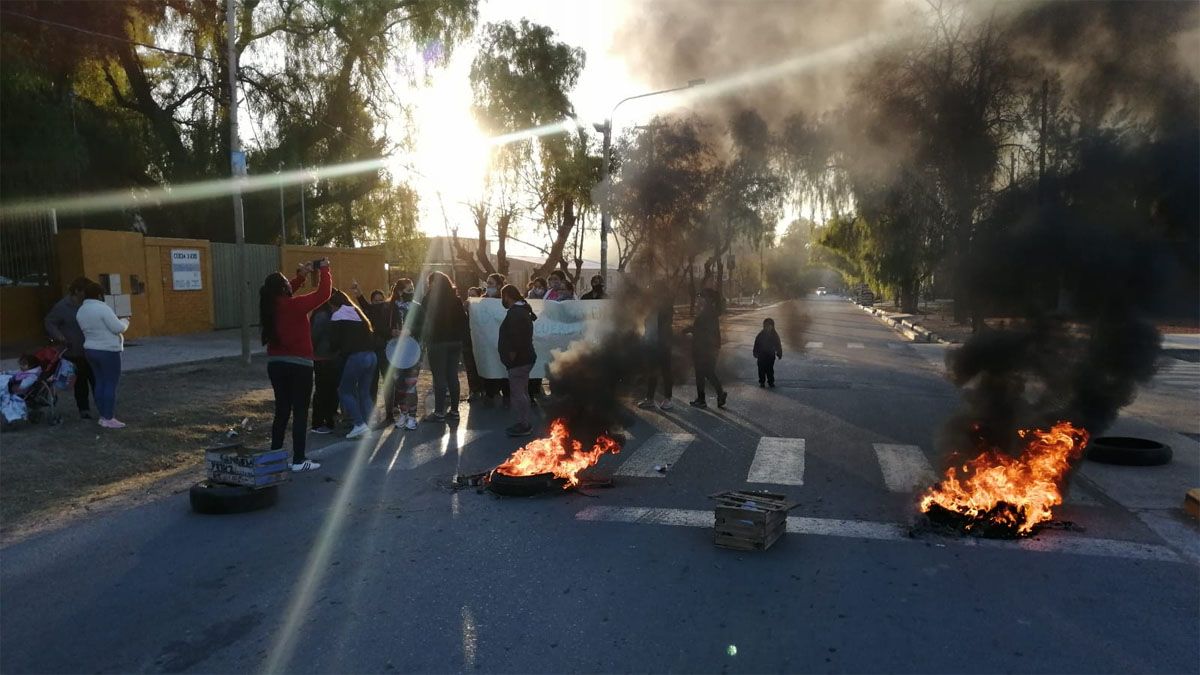 Aseguraron que se quedarán en el lugar hasta que alguna autoridad se acerque a darles una solución.