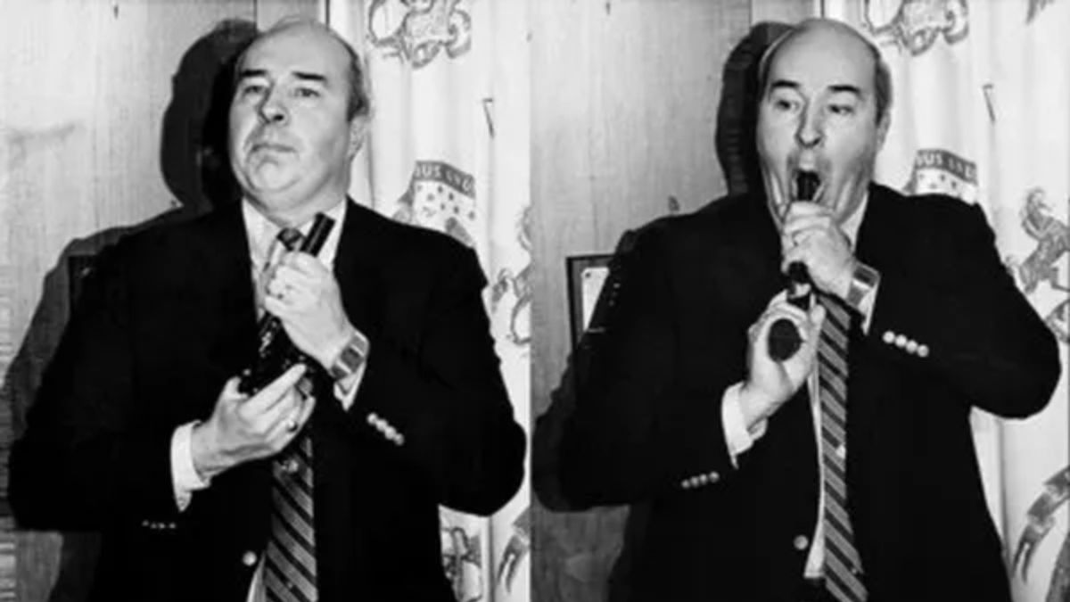 El político momentos antes de suicidarse en vivo en la televisión de Estados Unidos. El político momentos antes de suicidarse en vivo en la televisión de Estados Unidos.