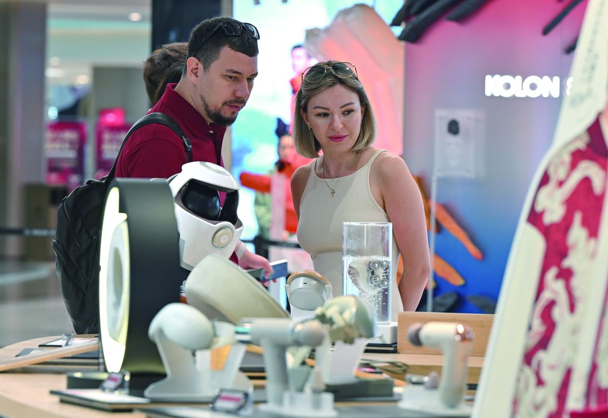 Clientes extranjeros seleccionan productos en Sanya International Duty Free City, ubicada en Sanya, provincia de Hainan. GUO CHENG / XINHUA.