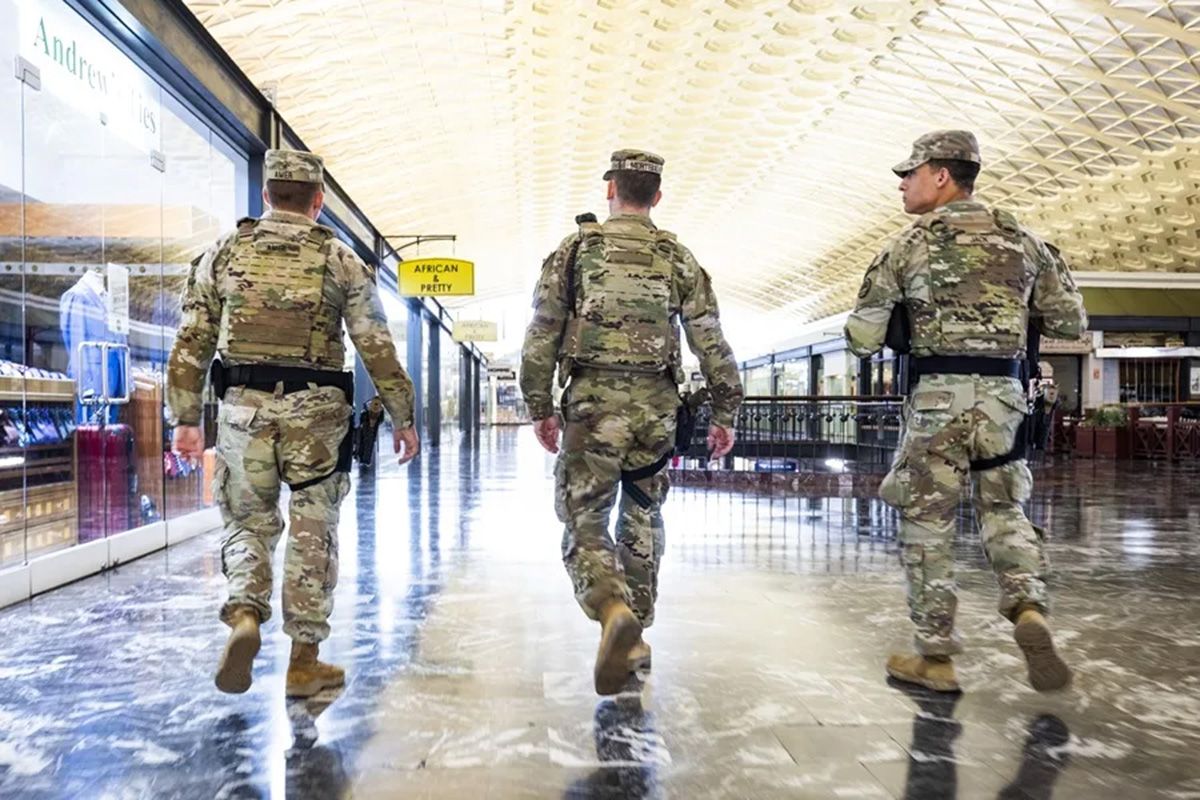 Donald Trump intensificó operativos con los miembros de la Guardia Nacional en Boston y Chicago (Archivo). Crédito: EFE/EPA/Jim Lo Scalzo.