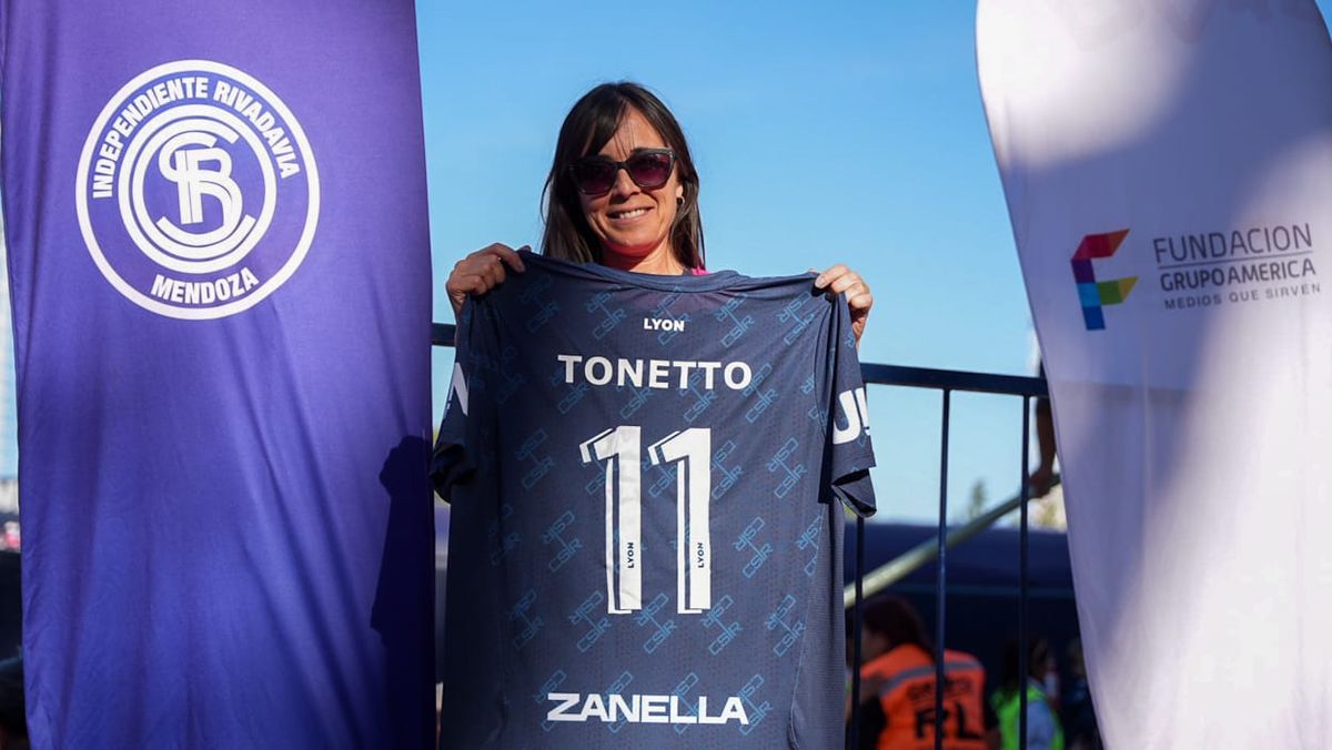 Natalia Ayala, ganadora de la camiseta de Diego Tonetto. Natalia Ayala, ganadora de la camiseta de Diego Tonetto.
