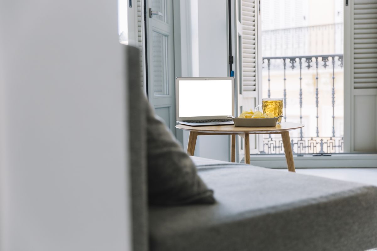 Abrir puertas y ventanas durante varias horas permite que circule el aire, se renueve la energía y se liberen los estancamientos. Crédito: Freepik.