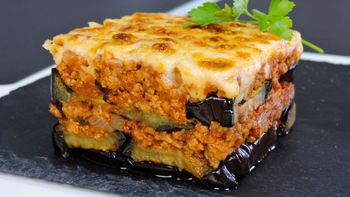 Cómo hacer Musaka griega: la receta tradicional de la lasaña de berenjena que conquista a todos Cómo hacer Musaka griega: la receta tradicional de la lasaña de berenjena que conquista a todos