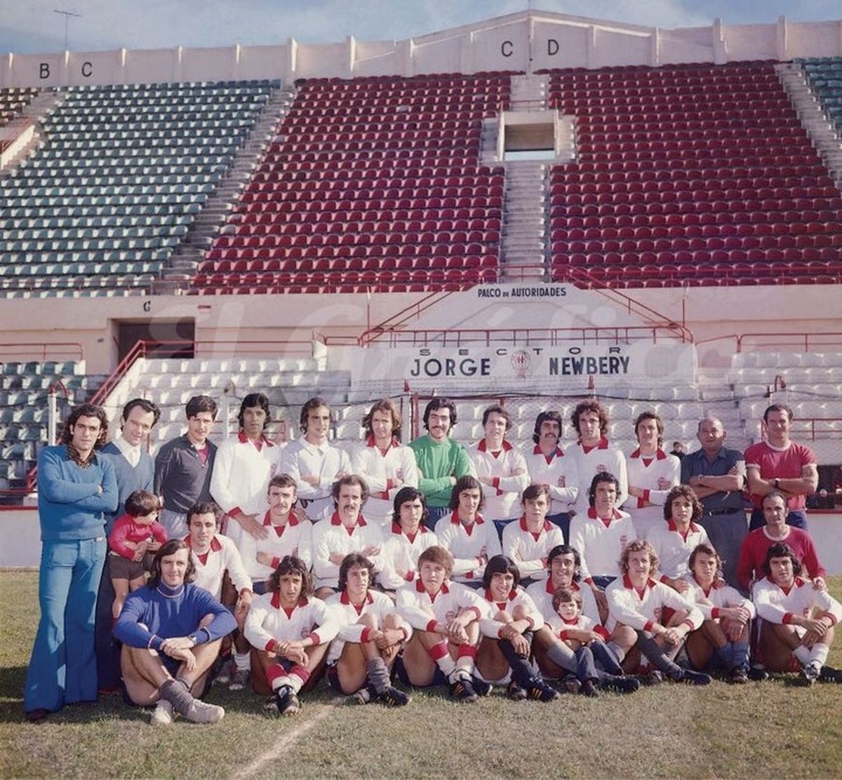 El plantel de Huracán de 1973 con César Luis Menotti a la cabeza. El plantel de Huracán de 1973 con César Luis Menotti a la cabeza.