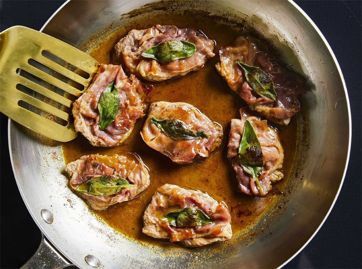 La saltimbocca a la romana se prepara con filetes de ternera, jamón serrano, salvia y una salsa de vino Marsala. La saltimbocca a la romana se prepara con filetes de ternera, jamón serrano, salvia y una salsa de vino Marsala.