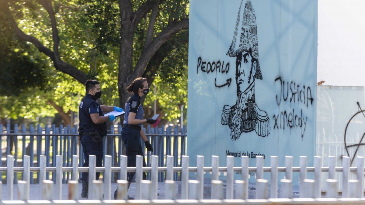 Policía científica realiza pericias en el Memorial de la Bandera.