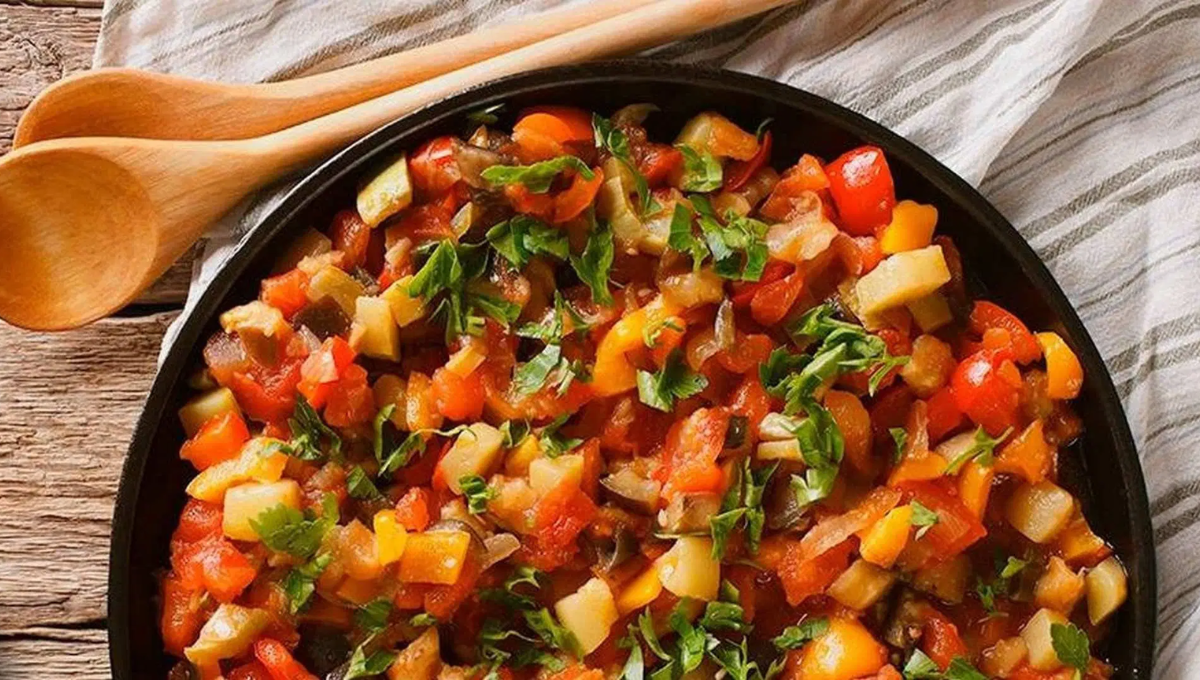 La receta de pisto manchego, el fritado de verduras que lleva pocos ingredientes y es sabroso.