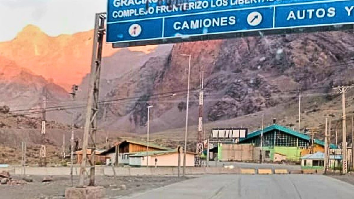 Las aduanas dejaron de funcionar las 24 horas y se acotó el horario para cruzar de una país a otro. Las aduanas dejaron de funcionar las 24 horas y se acotó el horario para cruzar de una país a otro.