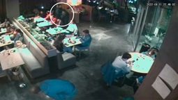 Una pareja de mecheros robó en menos de un minuto la cartera de la periodista Carina Scandura. (Captura de pantalla).