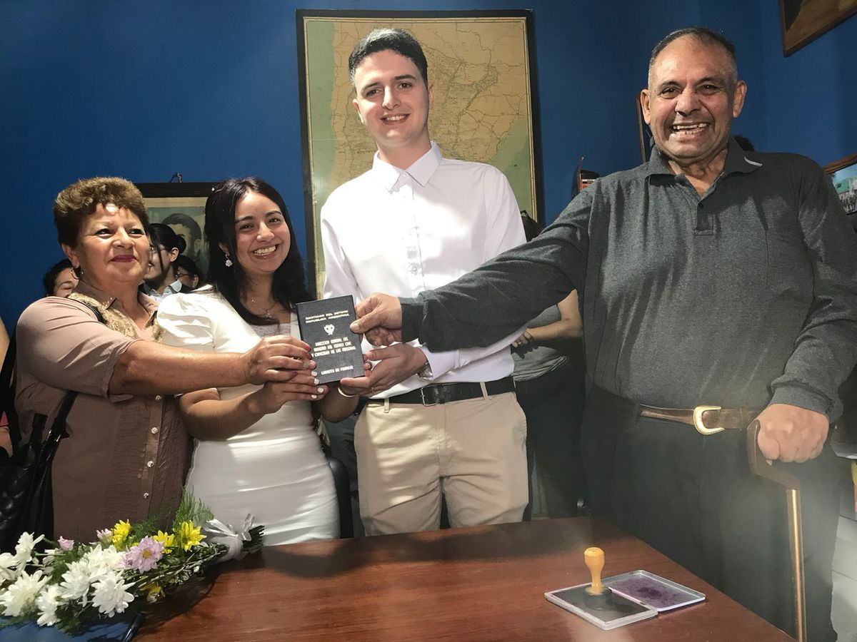 La felicidad junto a la familia. La historia les tenía reservada una fecha especial para casarse. La felicidad junto a la familia. La historia les tenía reservada una fecha especial para casarse.