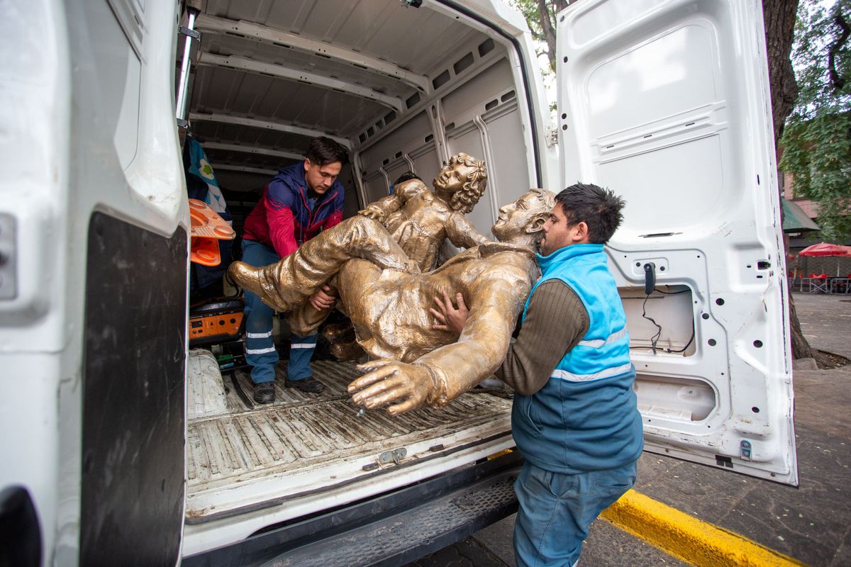 Así bajaban en la Alameda las esculturas de San Martín y Merceditas. Así bajaban en la Alameda las esculturas de San Martín y Merceditas.