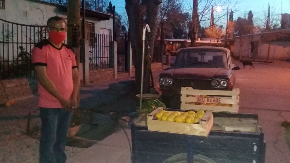 Daniel Velázquez no tiene trabajo, y para sobrevivir decidió salir a vender verduras a domicilio, pero esto está prohibido en Lavalle y la situación del ex peón rural se complica.