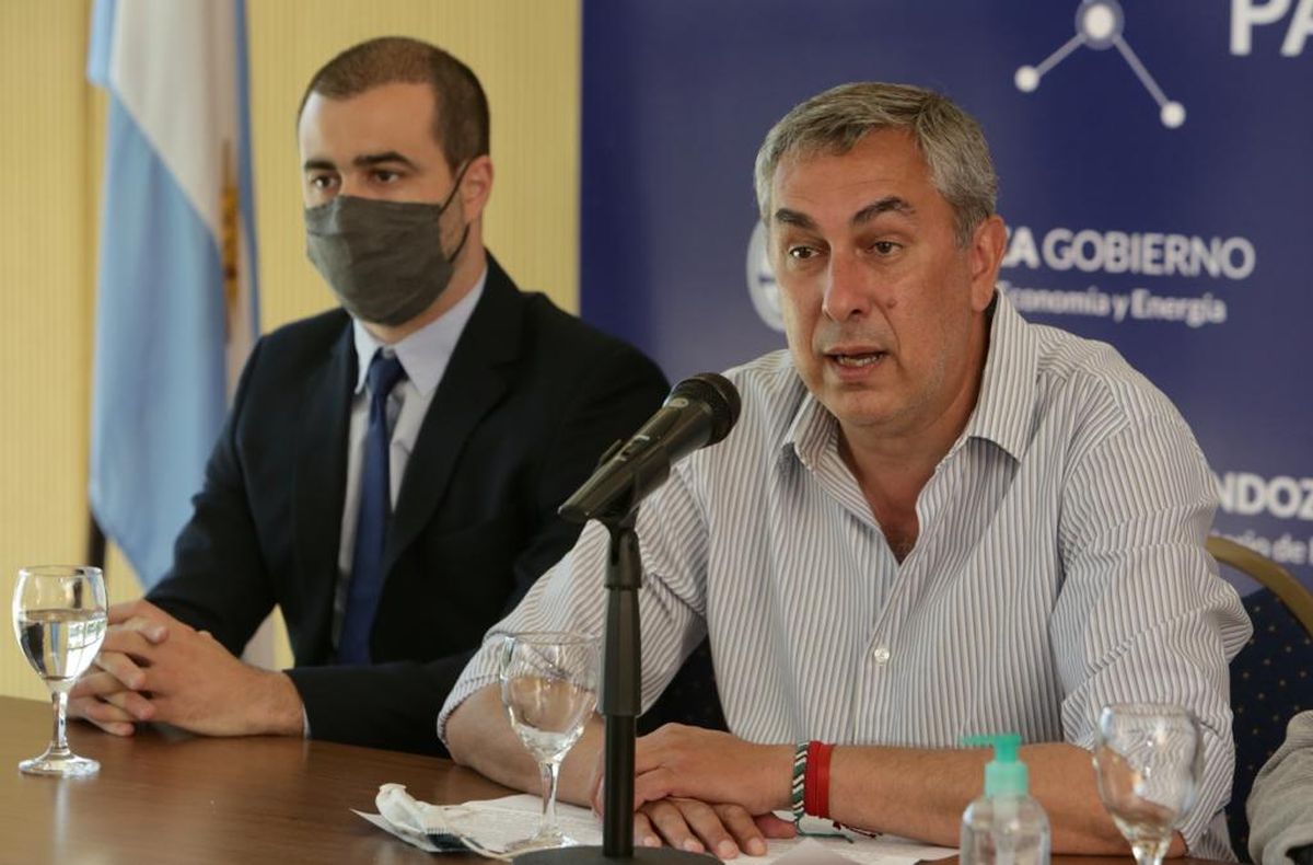 El ministro de Economía, Enrique Vaquié, y el Bernardo Santorcuato, gerente de asuntos públicos de Mercado Libre, presentaron la tienda oficial que tendrá la marca Mendoza.