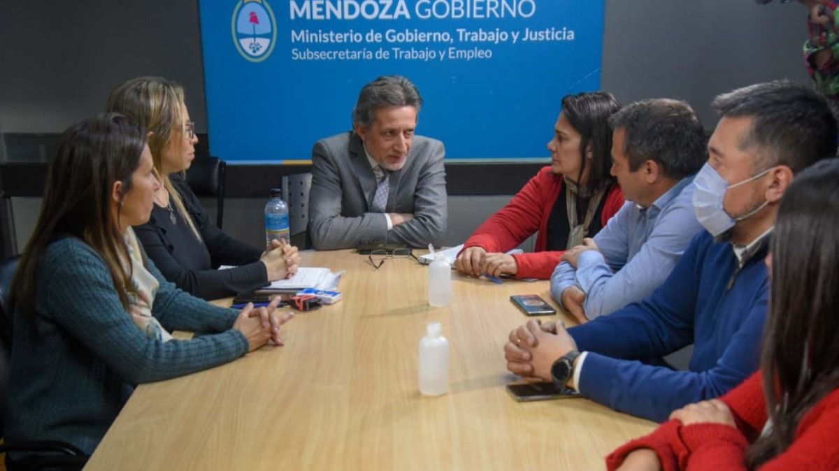 Los representantes gremiales del SUTE y del Gobierno durante el diálogo que mantuvieron esta tarde, al promediar una extensa jornada de negociaciones paritarias.