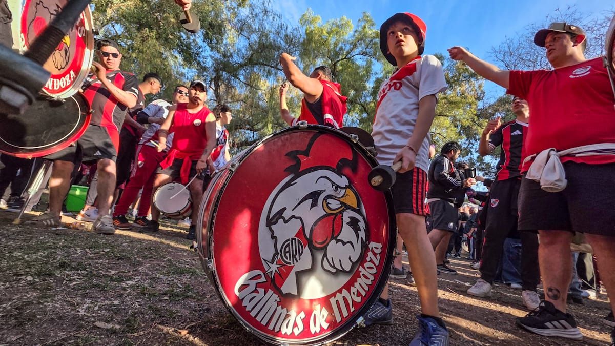 Hinchas de todo el país llegaron a Mendoza para el duelo de Copa Argentina.