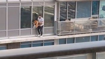 Video: caminó por la cornisa para rescatar a su mascota