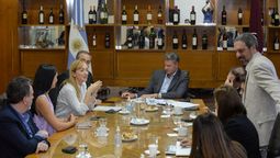 Anabel Fernández Sagasti junto a intendentes peronistas y al secretario de Desarrollo Territorial de Nación, Luciano Scatolini.&nbsp;