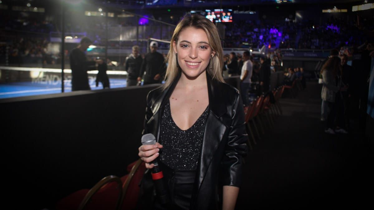 Clari Ceschín de Mejor de Mañana brilló como conductora y acertó con su atuendo total black. Clari Ceschín de Mejor de Mañana brilló como conductora y acertó con su atuendo total black.