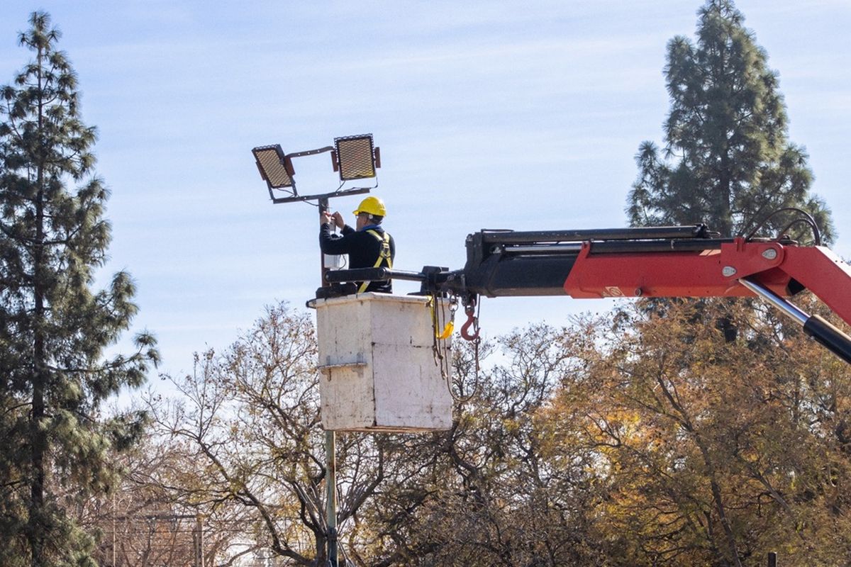 El Municipio avanza con la instalación de sensores en las luminarias de plazas y espacios verdes. El Municipio avanza con la instalación de sensores en las luminarias de plazas y espacios verdes.