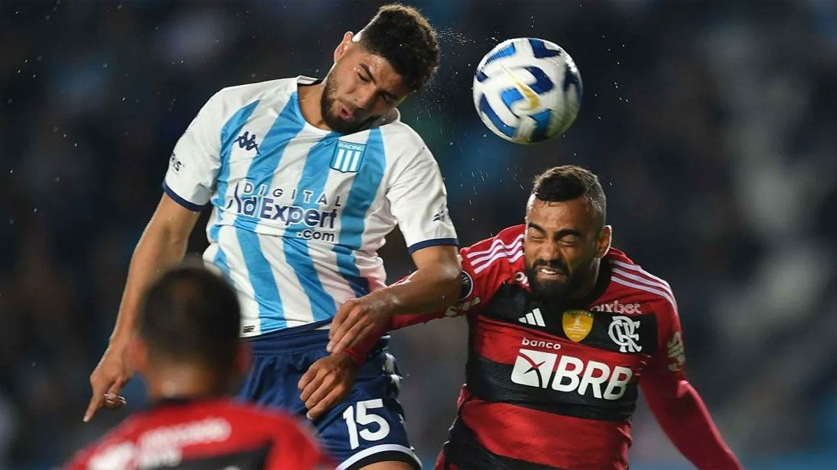 Algunos hinchas de Racing perjudicaron al club con actos racistas.