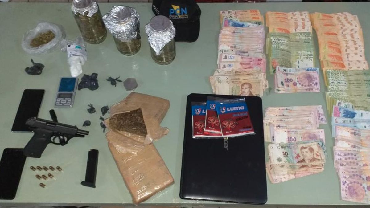 Una poderosa banda que se dedicaba al narcotráfico y operaba en Las Heras, Godoy Cruz, el penal Almafuerte, y tenía conexiones en San Juan, fue desbaratada este miércoles.