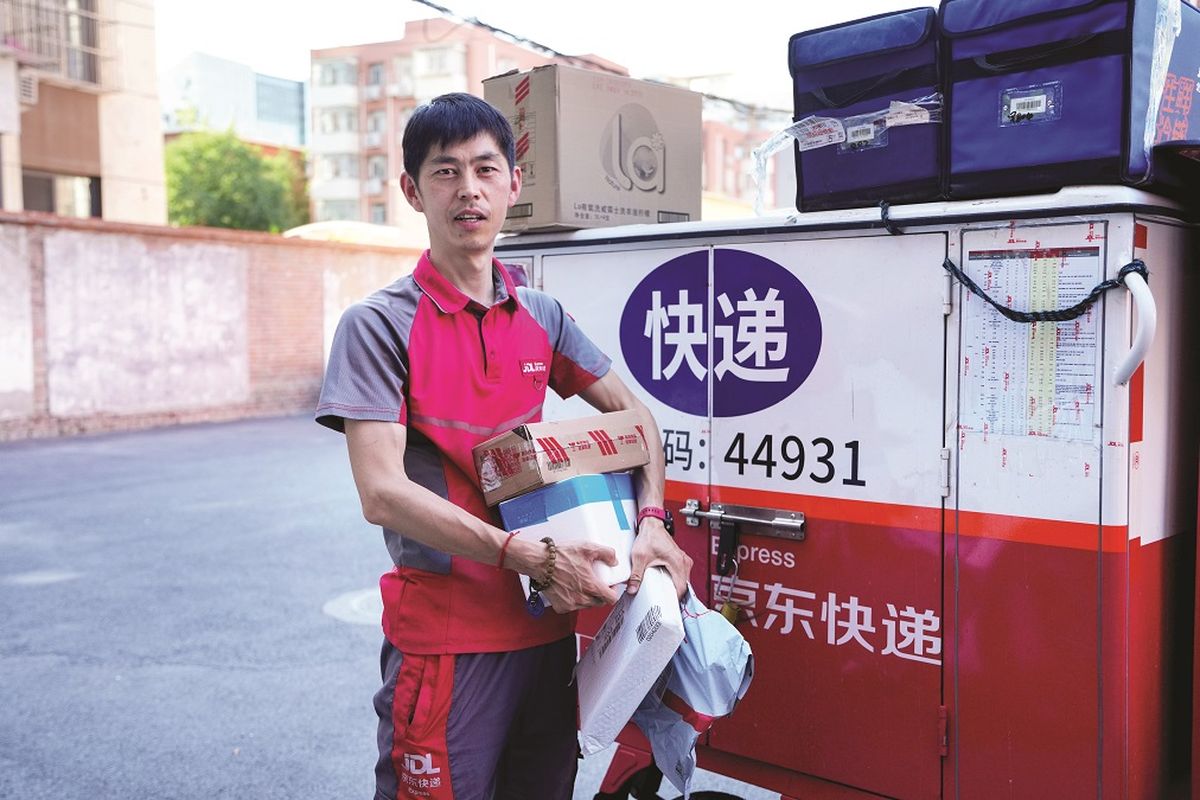 Luan entrega paquetes desde hace 9 años. JU HUANZONG / XINHUA Luan entrega paquetes desde hace 9 años. JU HUANZONG / XINHUA